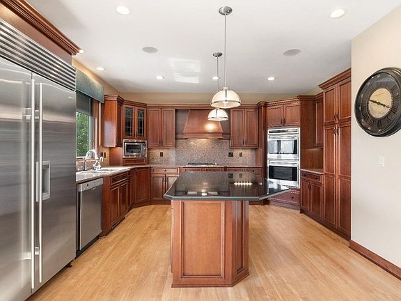 5th image of 1211 Glen Oaks Dr