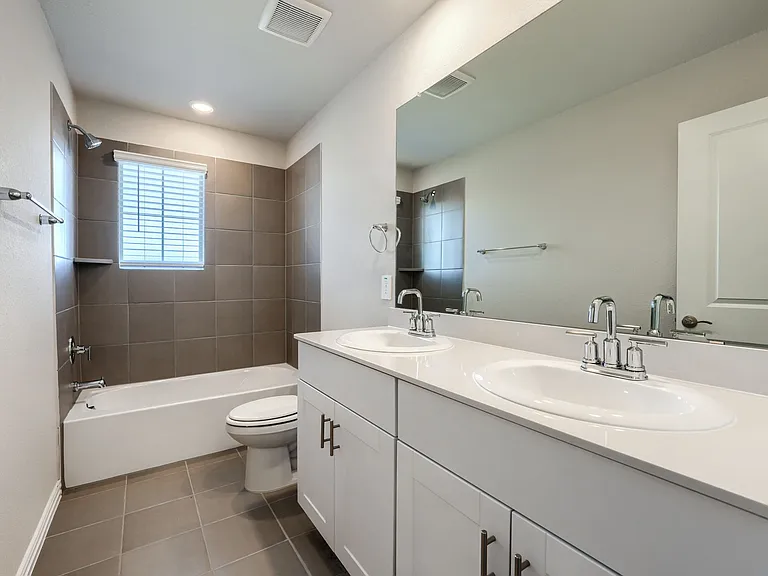 906 Jennie St — Photo 12