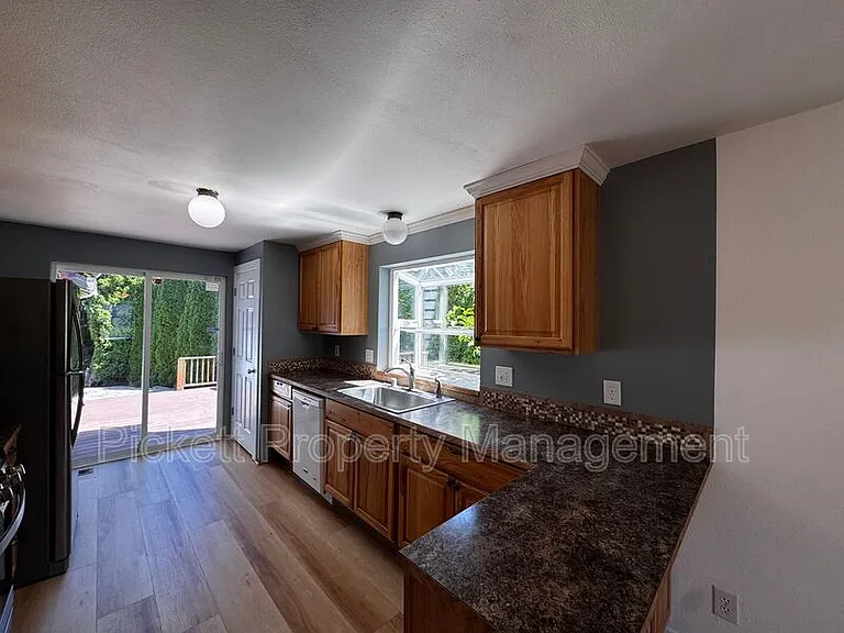 600 NE Flagstone Ln — Photo 8