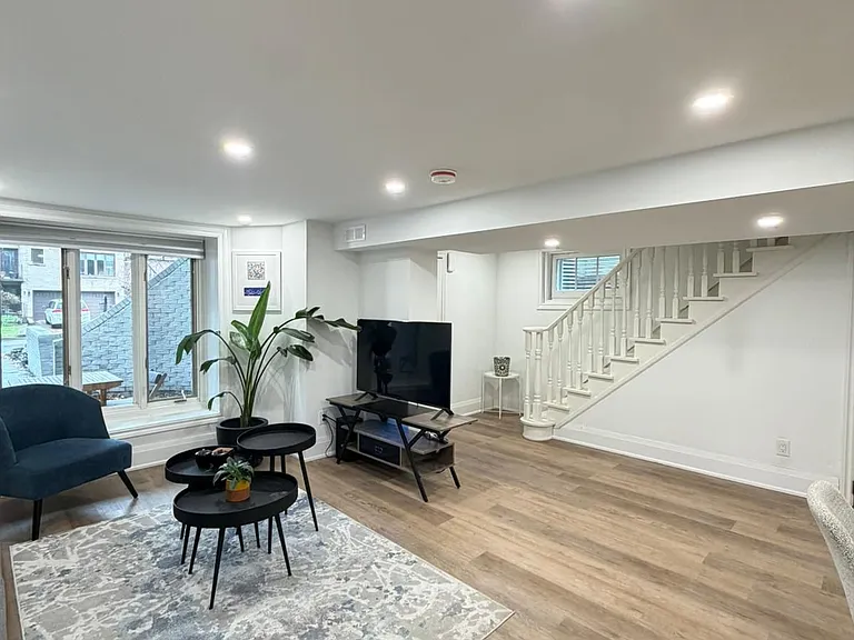 6 Woodvale Cres #LOWER — Photo 3