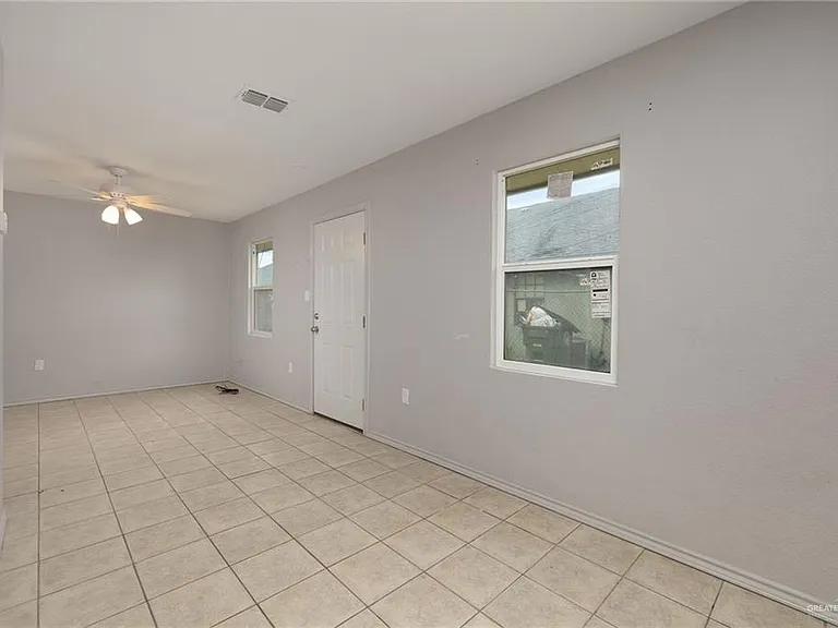 825 W 1st St #4 — Photo 5