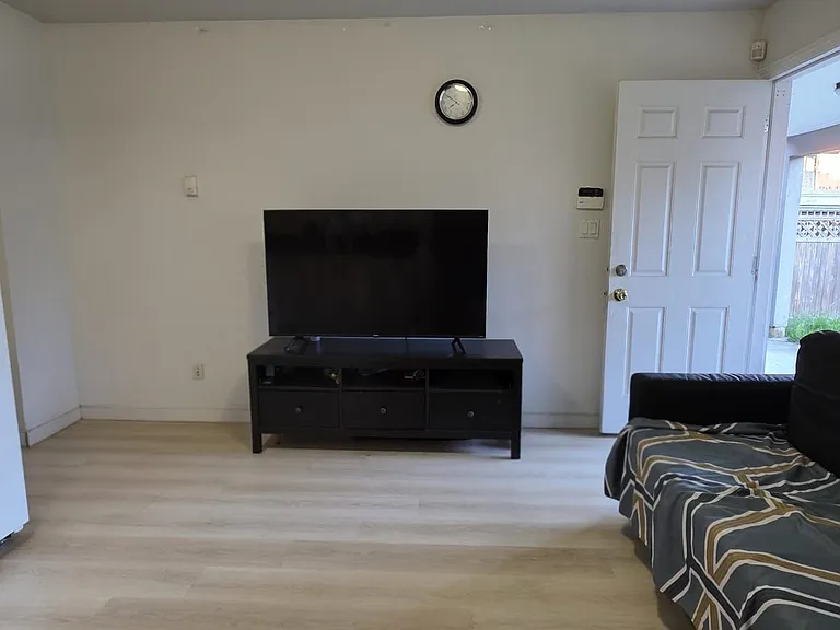 3192 E 1st Ave #1 — Photo 1