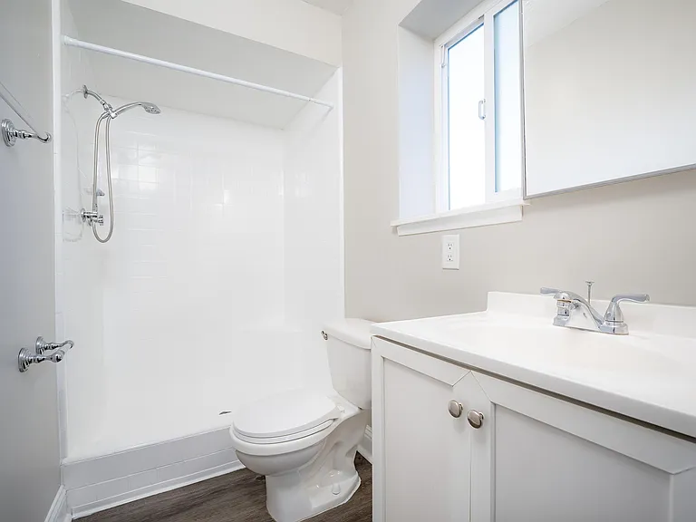 Palms B-7 bath1