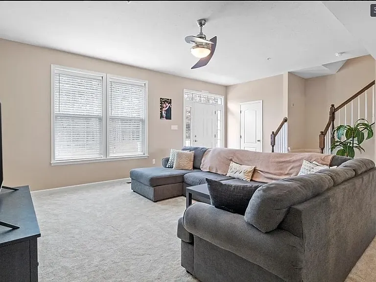 218 Linehan Pl — Photo 3