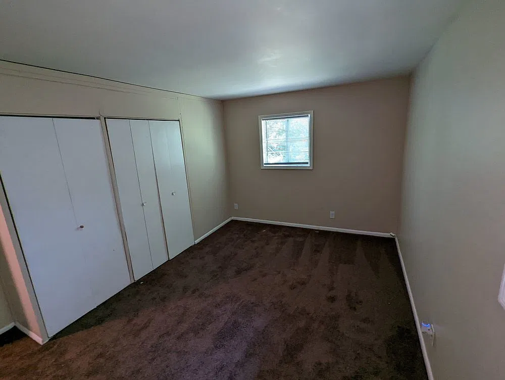 5 bed, 925 sqft, $1,300 — Photo 3