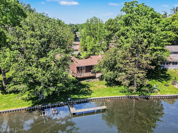 2911 Walmsley Circle Dr, Lake Orion, MI 48360