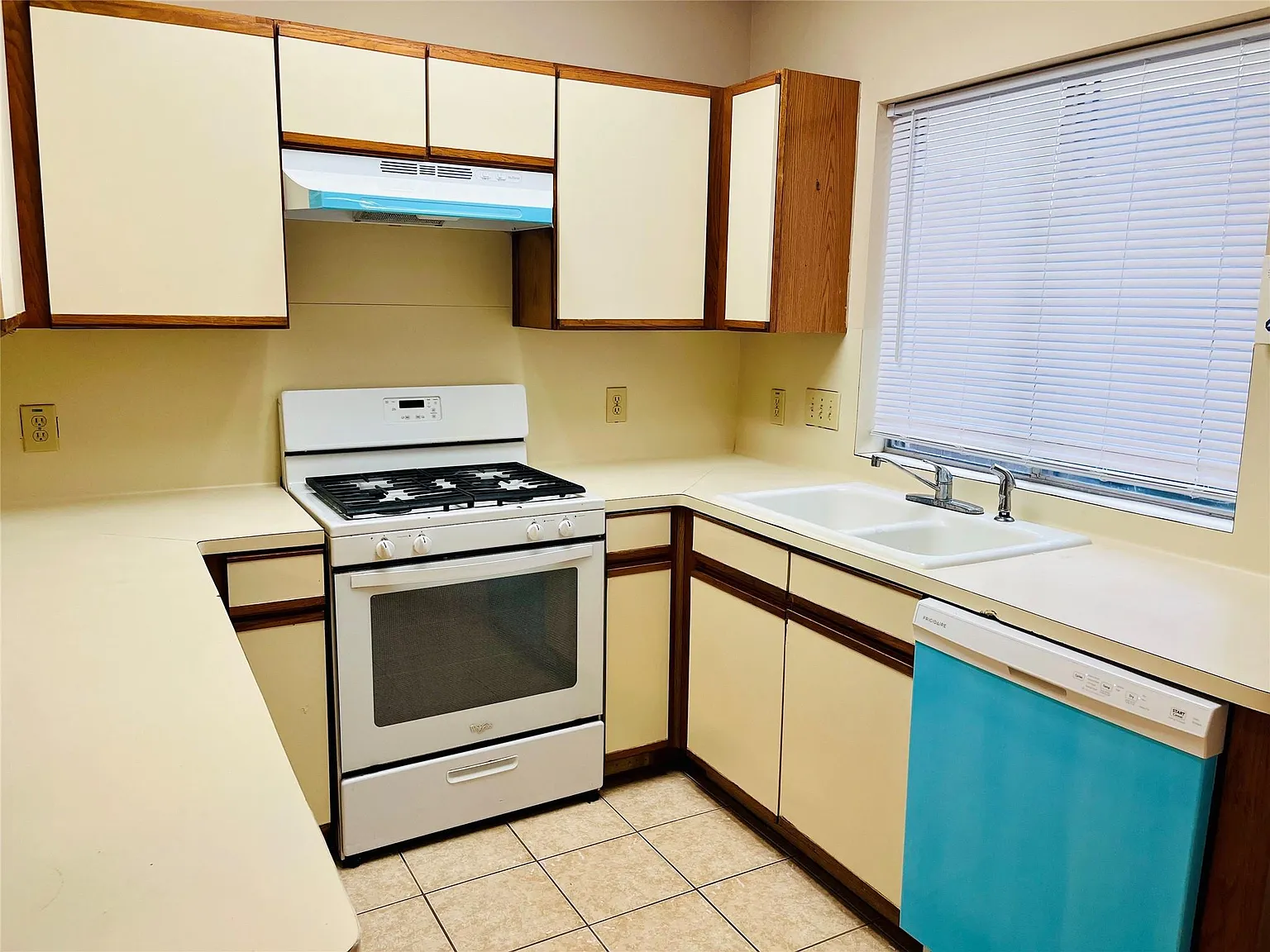 2 bed, 1.5 bath, 1110 sqft, $1,600 — Photo 4