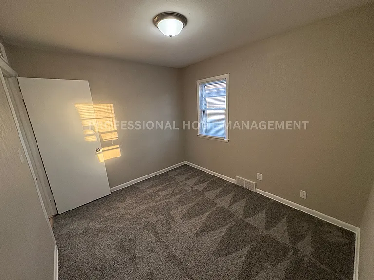 800 W 47th St S — Photo 7