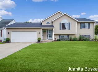 440 Ridgefield Dr, Coopersville, MI 49404
