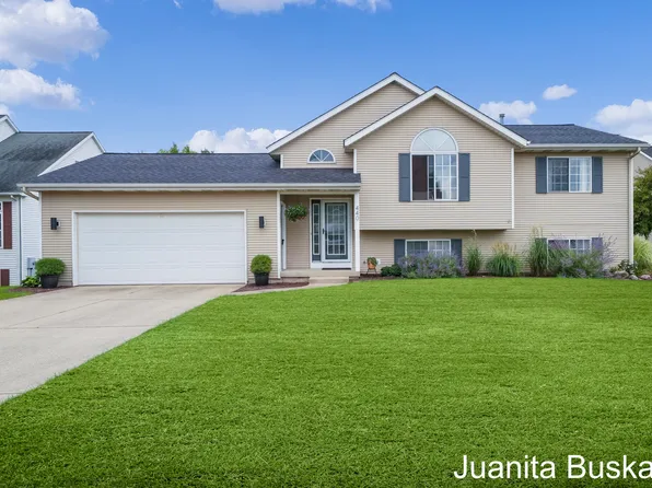 440 Ridgefield Dr, Coopersville, MI 49404