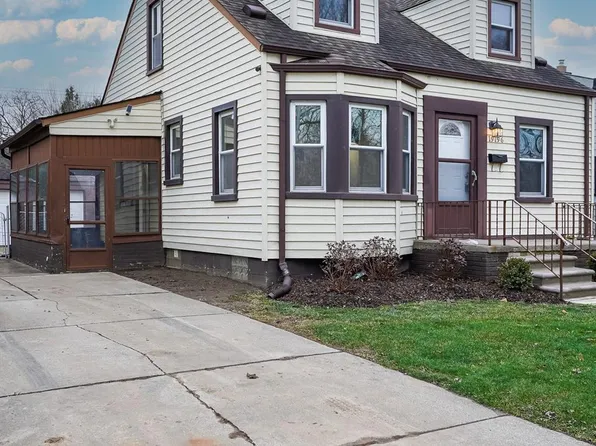 19196 Elkhart St, Harper Woods, MI 48225