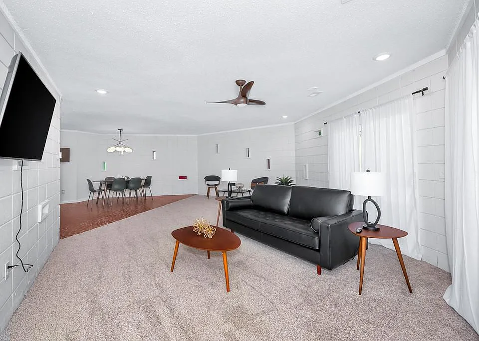 716 Chambers Dr NE