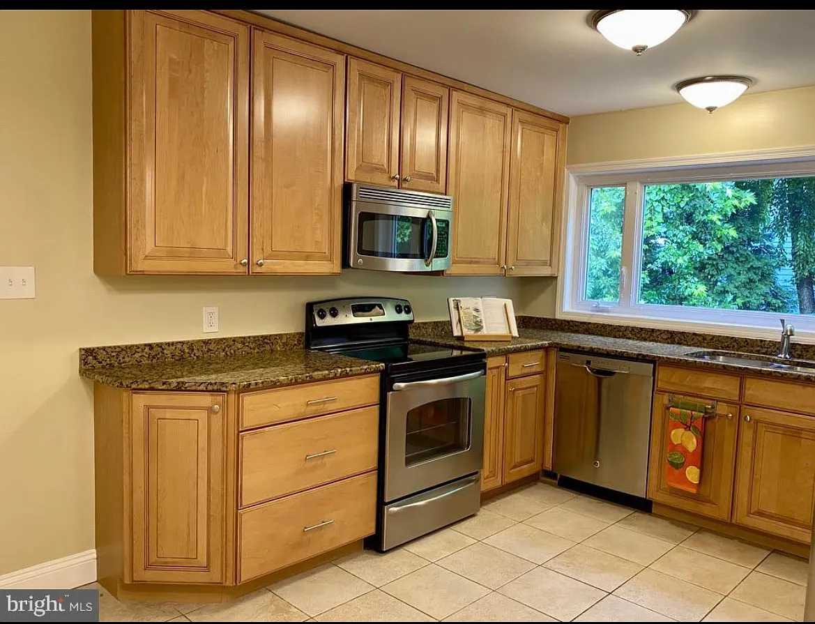 4 bed, 2700 sqft, $5,400 — Photo 2