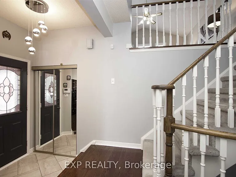1009 Meadowridge Cres — Photo 3