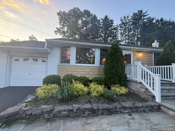 9 Carrol Place, Greenlawn, NY 11740