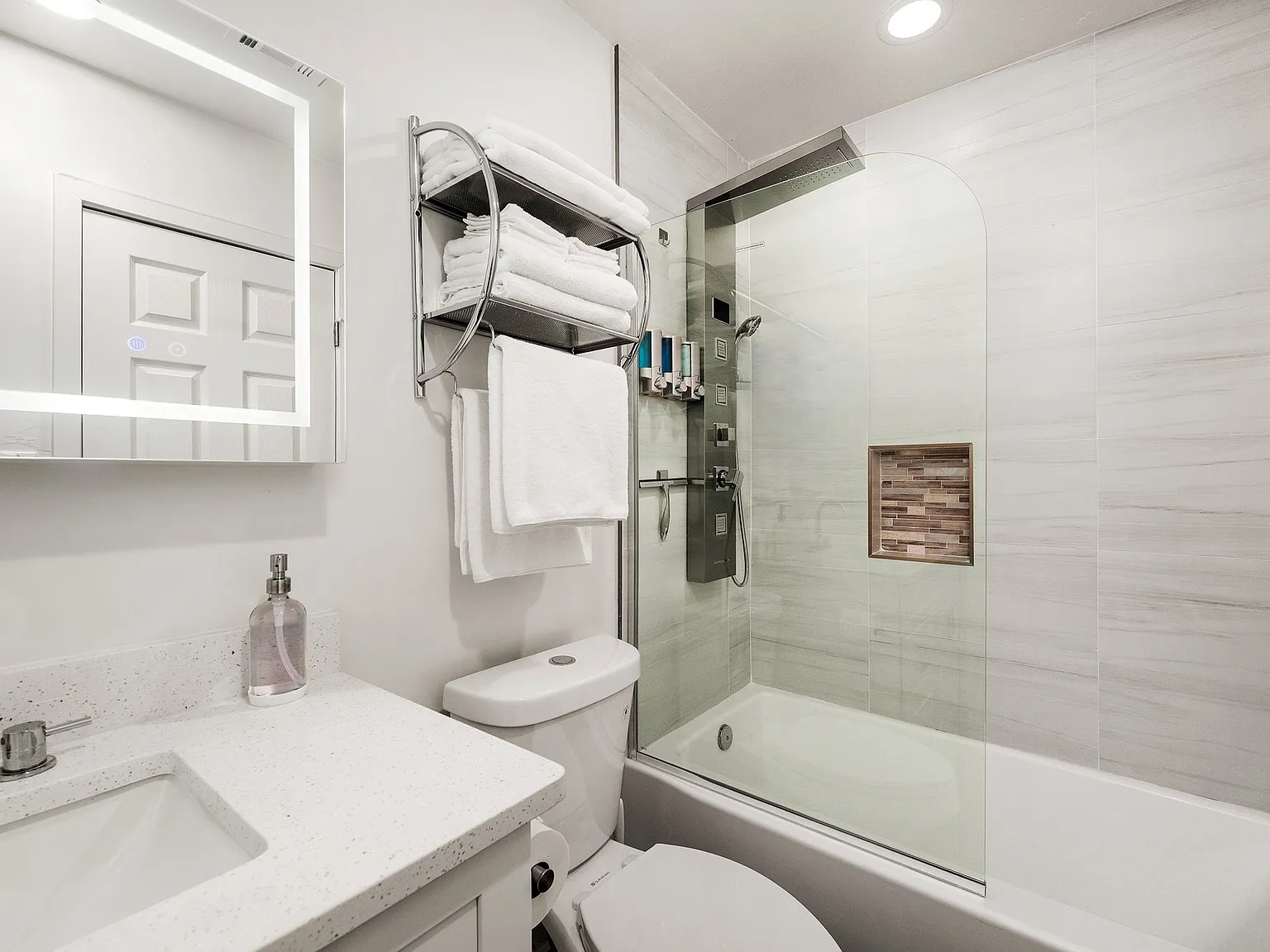 DT PHX |Furnished 1BR | Pet-friendly |All Utils Incl | Ideal for Travel Nurses & Relocators - #2 — Photo 3