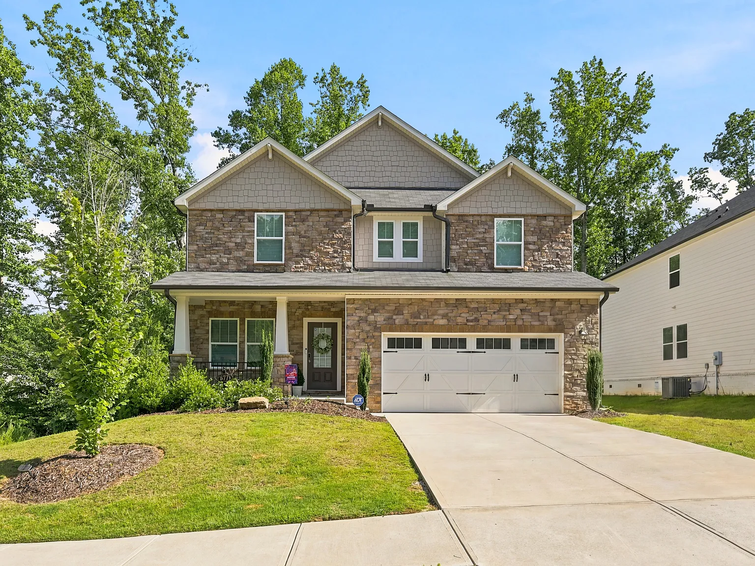4 bed, 2.5 bath, 2479 sqft, $2,550 — Photo 2
