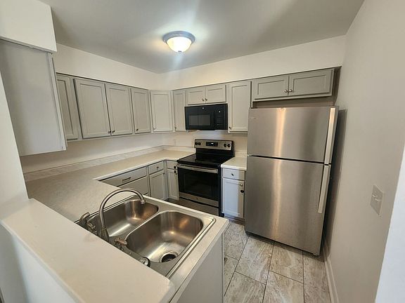 4th image of 4900 Spring Lake Dr APT D