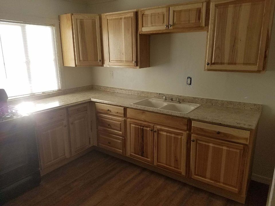 2nd image of 405 W Oak St APT E