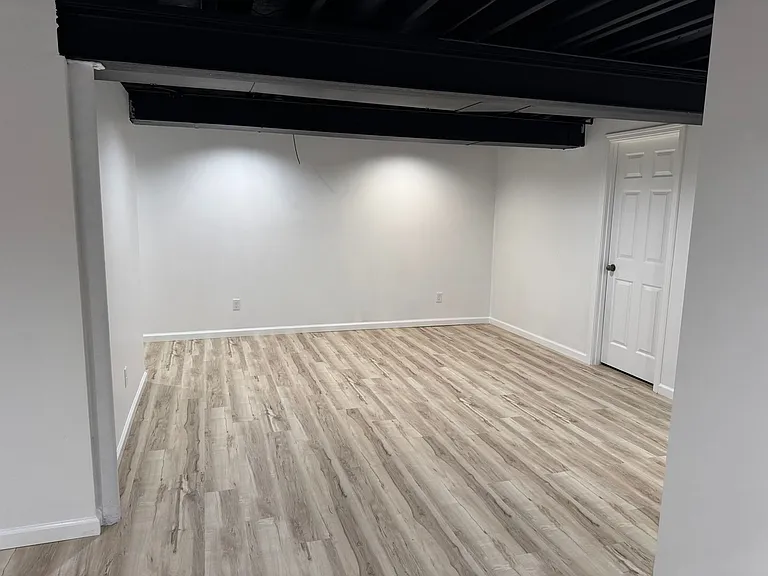 209 W Royal Dr — Photo 18