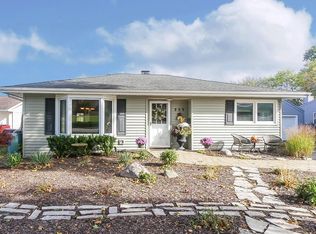 255 N Oak Ave, Bartlett, IL