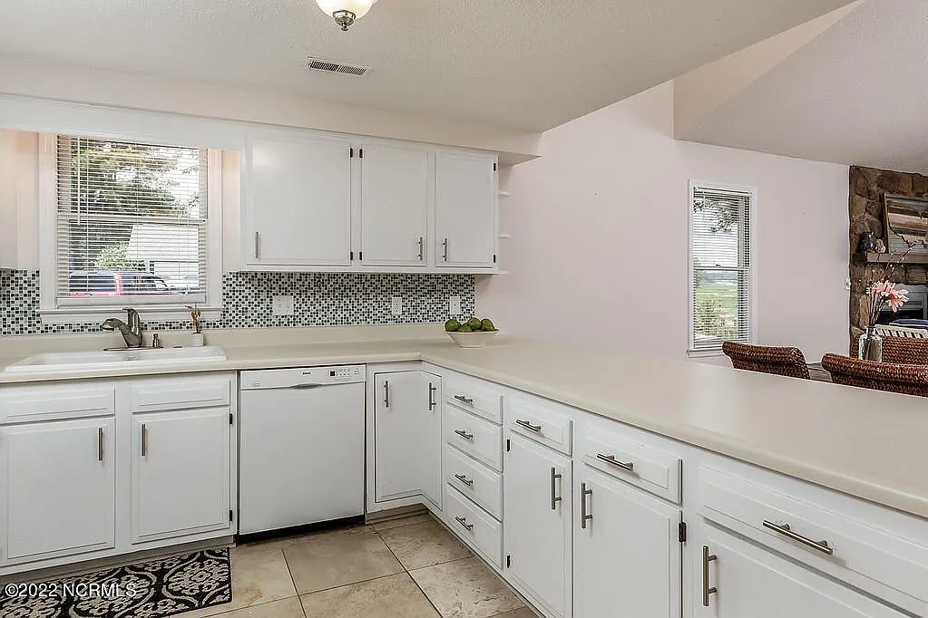3 bed, 2.5 bath, 1306 sqft, $1,900 — Photo 4