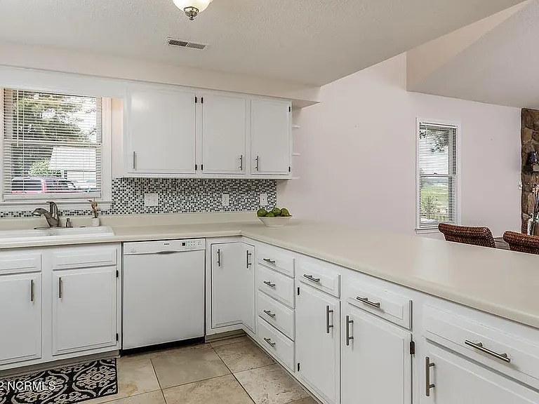 647 Castleberry Ct — Photo 4