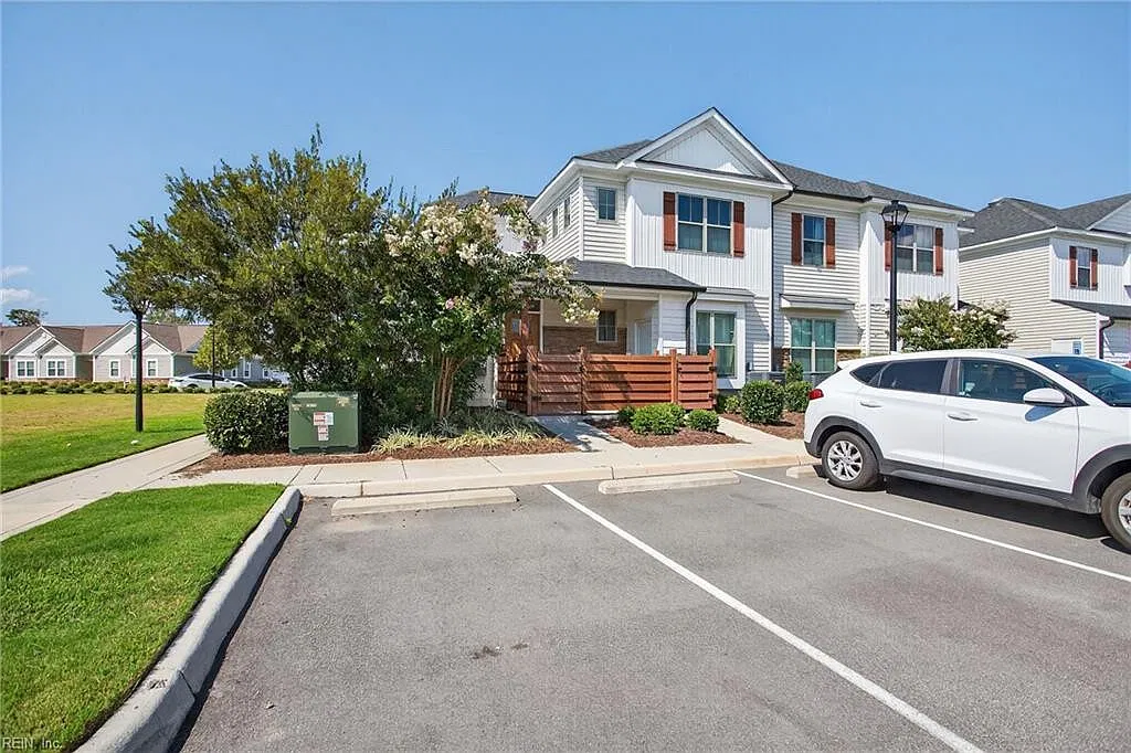 2 bed, 1359 sqft, $2,400 — Photo 2