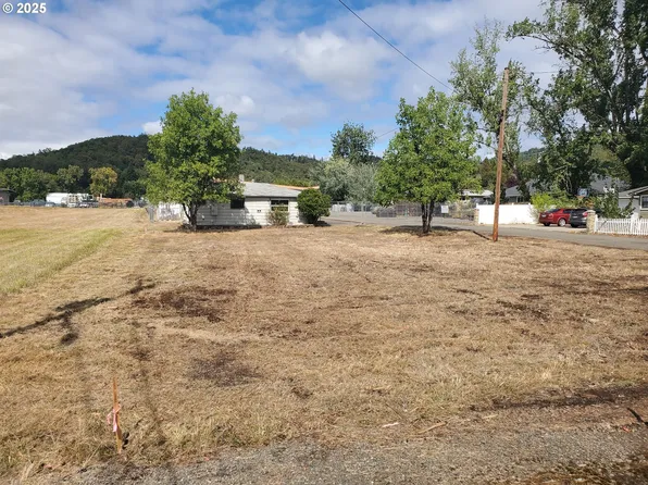 132 Sawyers Ln, Roseburg, OR 97470