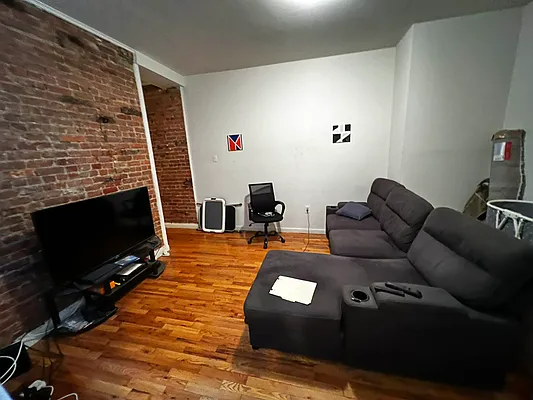 Rented by Salon Realty Corp | media 11