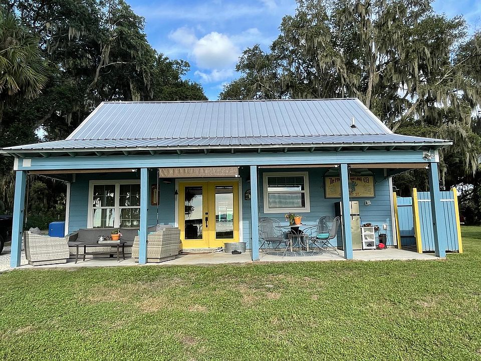 front of house facing Lake Rousseau