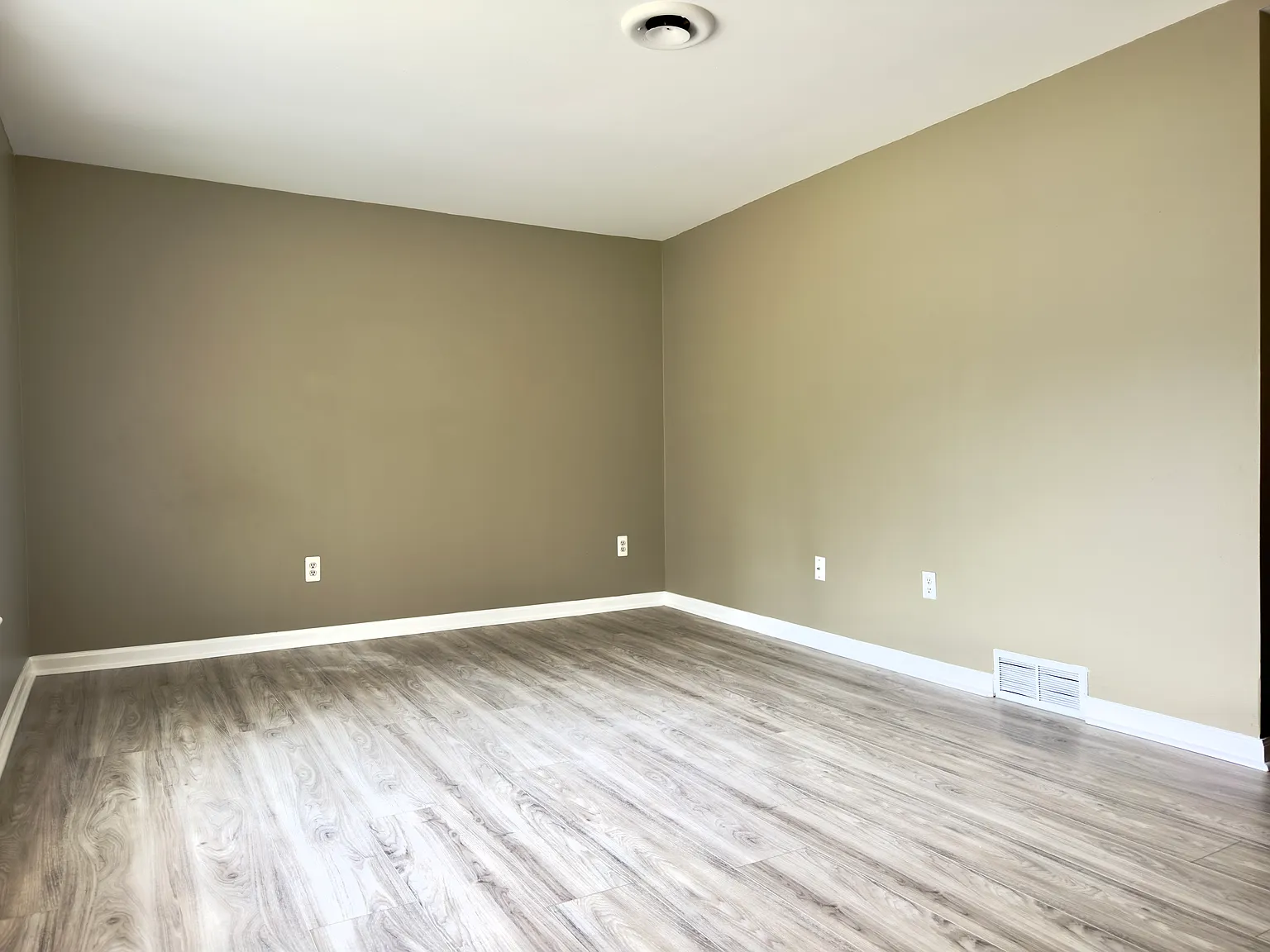 2 bed, 1079 sqft, $1,550 — Photo 4