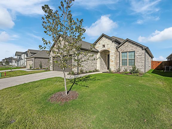 3rd image of 581 Silver Springs Ln