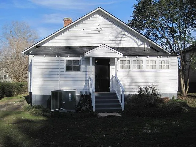4 bed, 2.0 bath, 1290 sqft, $2,600 — Photo 3