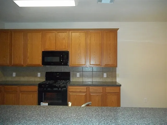 4 bed, 2.5 bath, 2975 sqft, $2,535 — Photo 3