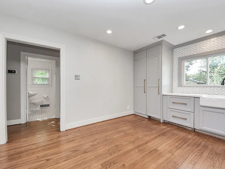 843 W 41st St — Photo 12