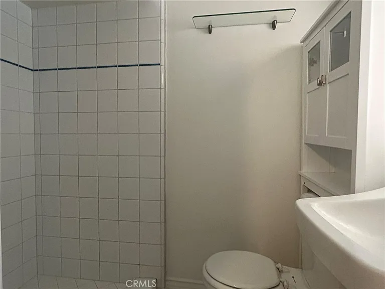 214 E Stocker St #B — Photo 11