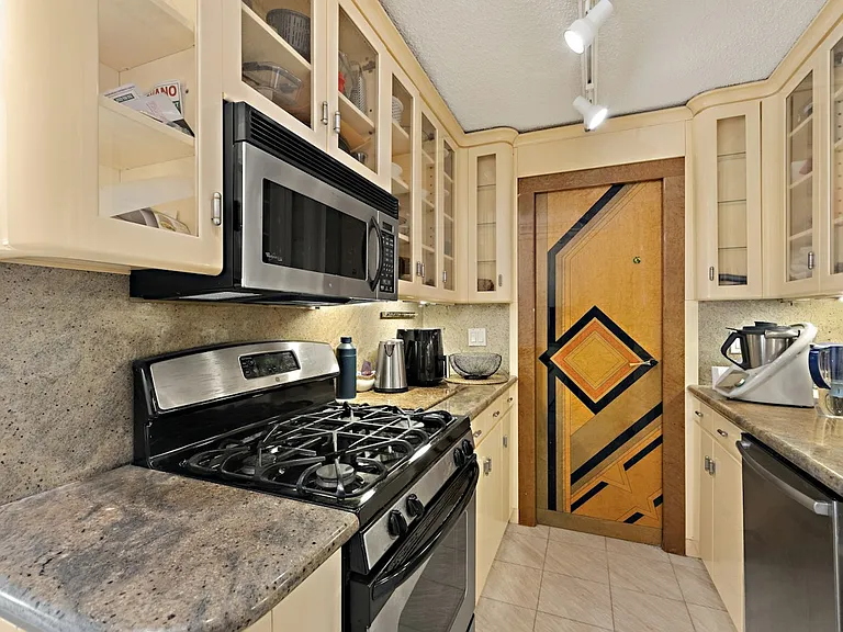 330 E 38th St #35D — Photo 9