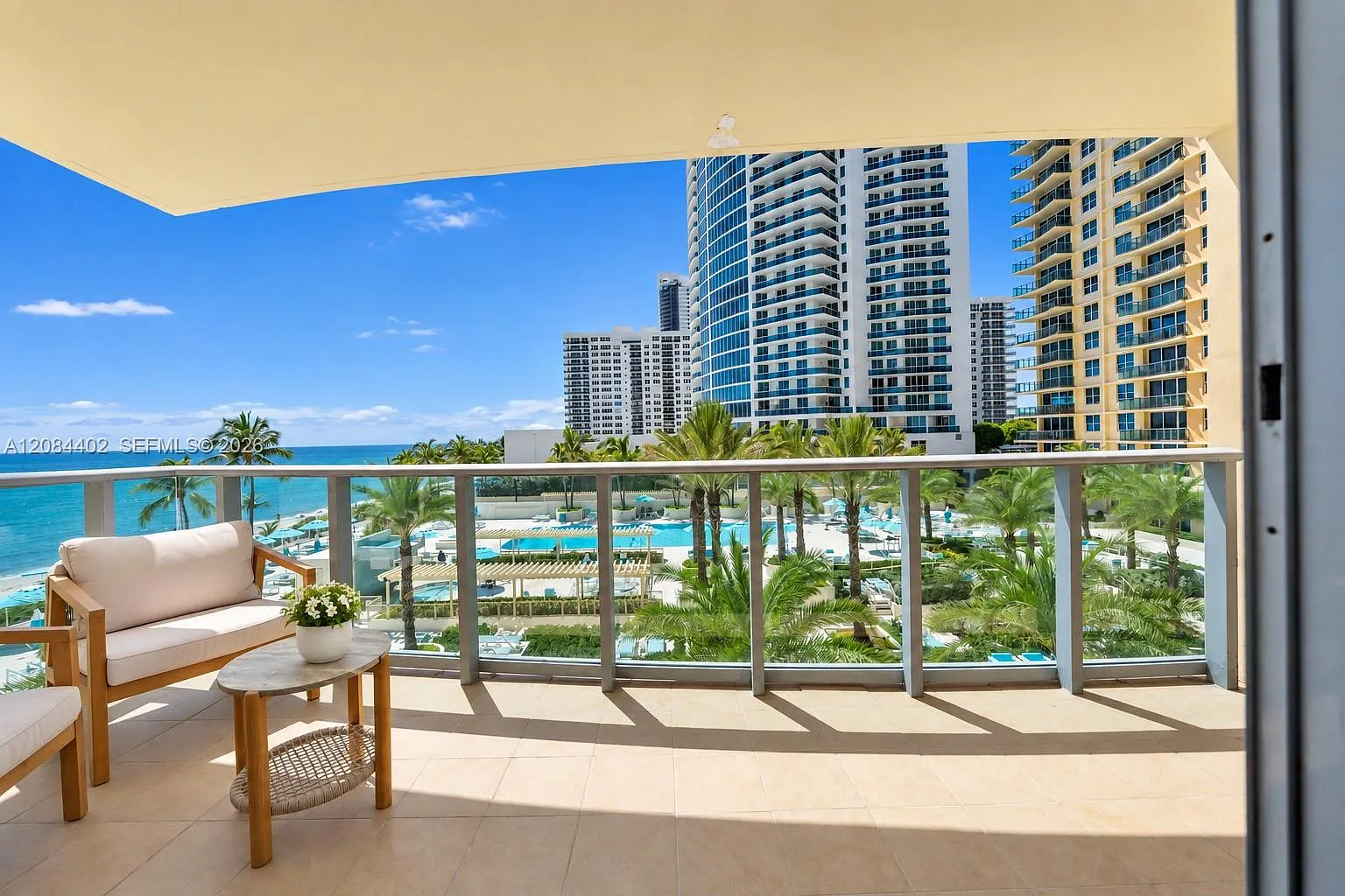 Wave Condo — Photo 2