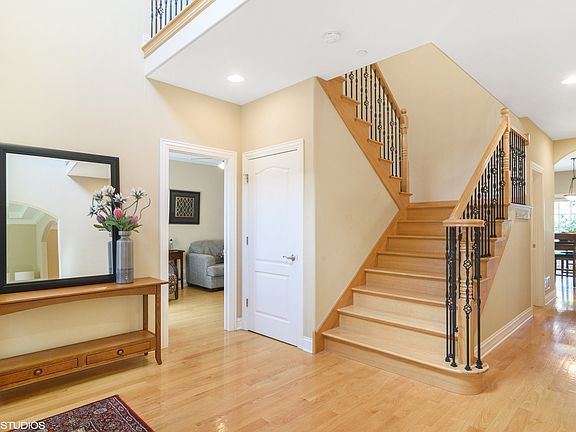2nd image of 324 Berkshire Ln