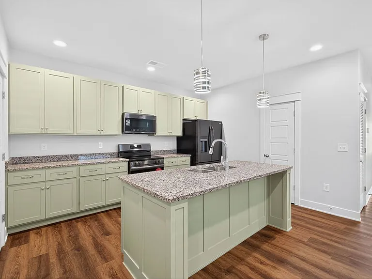 2805 Raintree Dr — Photo 4