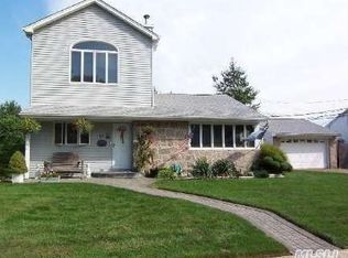 27 Seitz Dr, Bethpage, NY 11714
