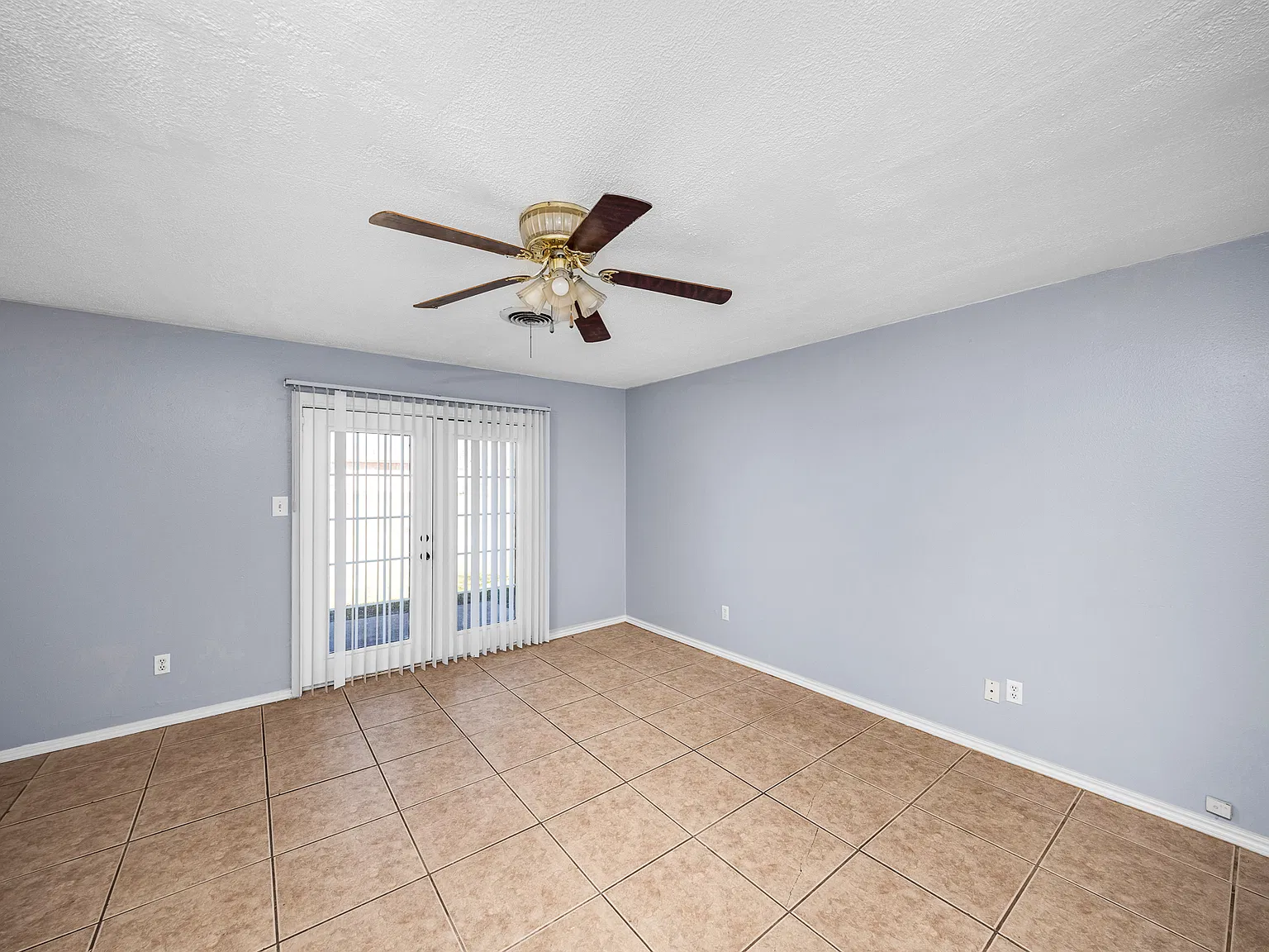 3 bed, 1.5 bath, 1053 sqft, $1,095 — Photo 3
