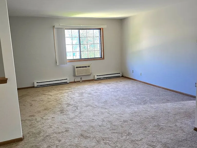 S69W15132 Cornell Cir — Photo 2