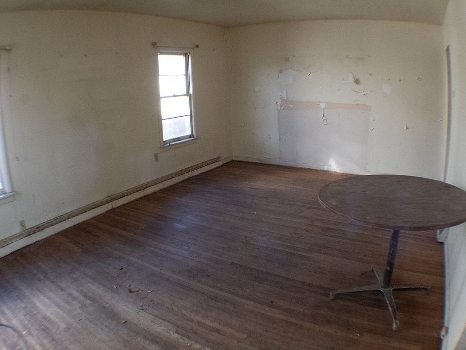 2nd image of 141 W Sheffield St
