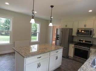 39 Falmouth Rd, Falmouth, ME 04105