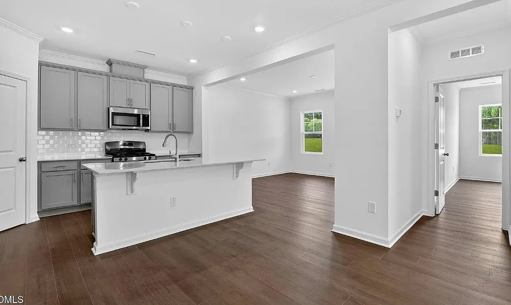5 bed, 2375 sqft, $2,450 — Photo 3