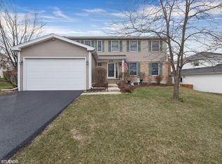 875 Hampton Dr, Carol Stream, IL 60188