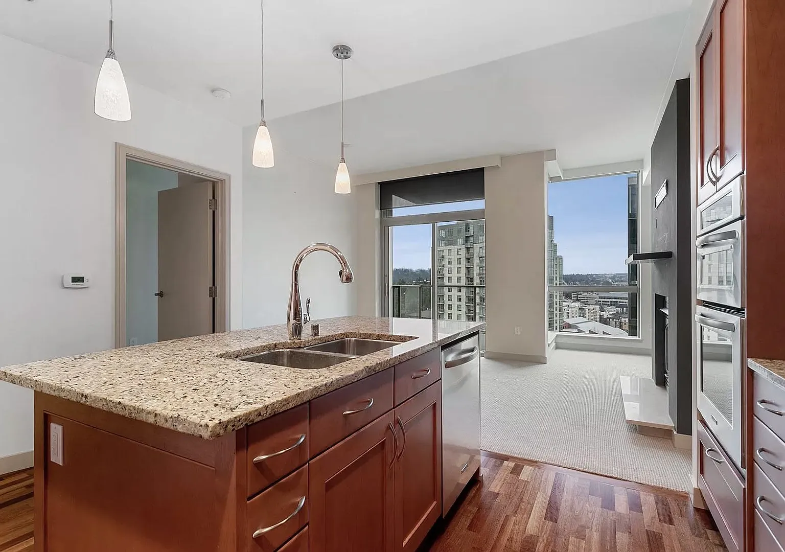 Gorgeous 1 Bed 1.5 Bath Condo in Washington Square for Rent — Photo 3