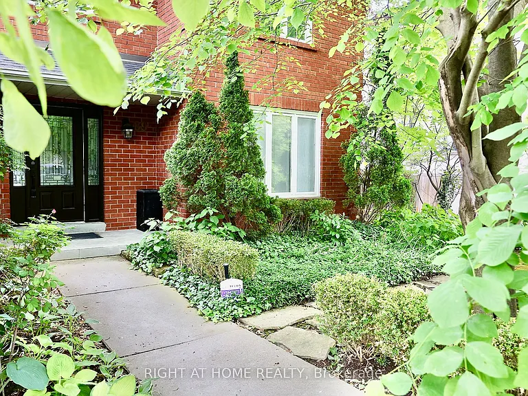 89 W Yonge Blvd NW — Photo 2